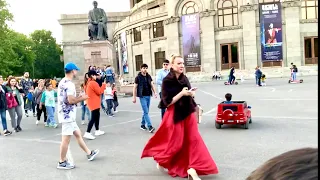 Walk in Yerevan Armenia. Fashion on the streets of the city. Стрит стайл из Еревана.
