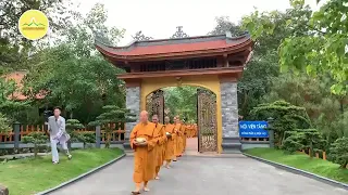 Alms round in Ba Vang pagoda