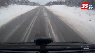 Водитель на вологодской трассе чуть не устроил аварию, выехав на встречку