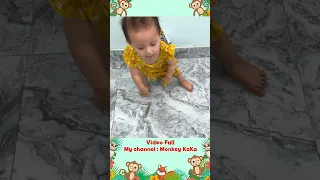 Monkey Hair Red helps baby Diem take off pants and poop is so funny part 2