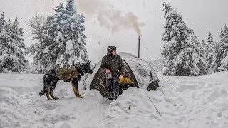 Попали под сильный снегопад — зимний кемпинг в глубоком снегу, горячая палатка, дровяная печь