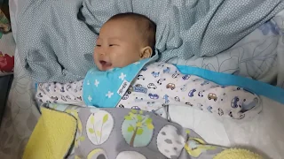 4 months old baby laughing and giggling so loud =D