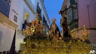 IMPRESIONANTE: Las Aguas con "ENTREGADOS A TI" de Rosario de Cádiz | Semana Santa Sevilla 2024