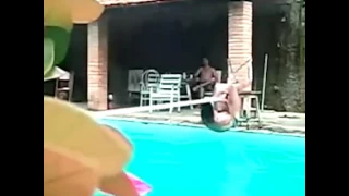 Caindo na piscina