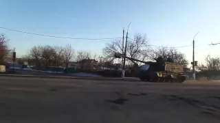 Война на Украине Российская артиллерия идет в Дебальцево Ukraine War Russian army Msta S column pass