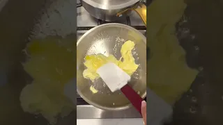 How to cook eggs 🥚 in stainless steel without sticking!!