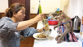 Jaila Smile Beautifully When Mom Share Fried Noodle With Her