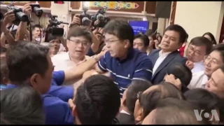 Une bagarre éclate au parlement taïwanais (vidéo)