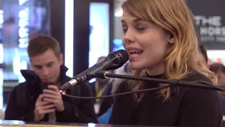 Coeur de pirate''Oublie moi''Live 2017 -11 Nov. - Aéroport de Montréal