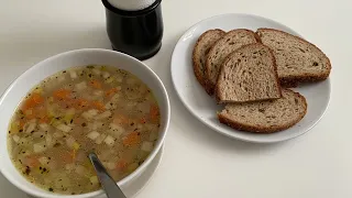 Постный овощной суп из корня сельдерея. На кухне у беженцев