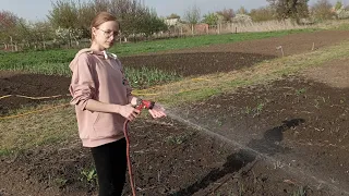 Живу одна с тремя детьми в деревне.