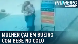 Mulher com bebê no colo não vê buraco e cai em bueiro aberto | Primeiro Impacto (20/10/21)