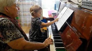 Радослава Лемешкина, 3 года. Игра с аккомпанементом на одной, двух и трех нотах.