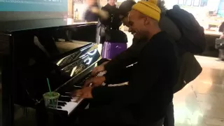 Un aveugle joue du piano en libre service à la Gare Montparnasse