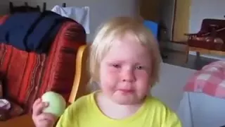 Kid eats raw onion like it was an apple😂