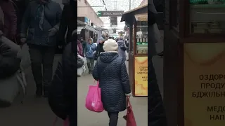 Оживленный рынок  возле метро Лисова.