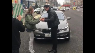 Ханна и Стас Костюшкин танцуют Ча Ча Ча на улице Москвы