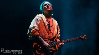 Avenged Sevenfold performs Bat Country without guitarist Synyster Gates on stage