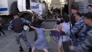 Moskova'da eşcinseller sokaklara döküldü