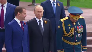 Magnificient Ceremony! Putin Lays A Wreath At The Tomb Of The Unknown Soldier On Victory Day