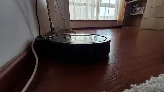 iRobot Roomba 896 playing please charge Roomba remix music