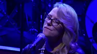Susan Tedeschi on Willie Nelson's "Somebody Pick Up My Pieces" 12/4/21 Boston, MA