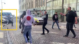 Se dramatikken: Angriper politibilen med brostein