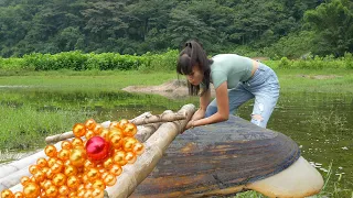 A girl searching for treasures in the wild accidentally discovers pearls inside a giant river clam