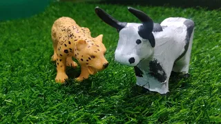 fazenda de brinquedo a onça ataca o boi  Bull fazendinha de brinquedo