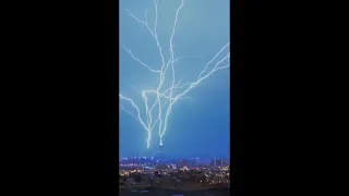 Incredible scenes of LIGHTNING hitting the CLOCK TOWER in MECCA, Saudi Arabia.