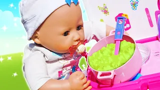 Preparando una sopa para bebés. Videos de la bebé Annabelle. Juguetes bebés.
