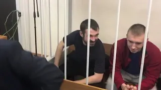Українські моряки усміхнені та під аплодисменти заходили до зали суду
