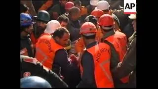 TURKEY: DUZCE: EARTHQUAKE - 48 YEAR OLD WOMAN RESCUED