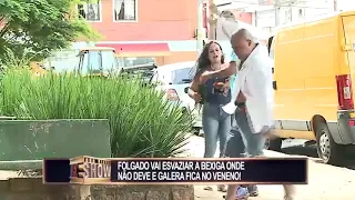 Pegadinha Toninho Tornado  Seu Calibra quer esvaziar a bexiga, e deixa pedestres furiosos!