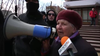 Бабуля скрозь слёзы пранікненна прамаўляе ў Берасці | Налог на тунеядство: протест в Бресте