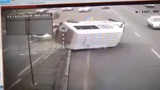 Момент ДТП на Слобожанском проспекте в Днепре - перевернулся микроавтобус