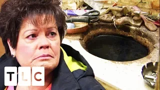 Friend Is SHOCKED At How This Woman Has Been Living | Hoarding: Buried Alive