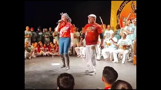 Carolina Soares e mestre barrão cantando mundo enganador Santo André sp