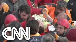 Menino é achado com vida 182 horas após terremoto na Turquia; assista | LIVE CNN