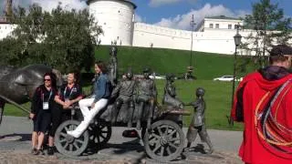 Автомобиль прошлогo у стен Кремля. Car past the Kremlin walls