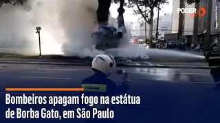 Bombeiros apagam fogo na estátua de Borba Gato, em São Paulo