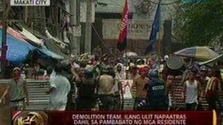 24 Oras: Demolition team, ilang ulit   napaatras dahil sa pambabato ng mga residente