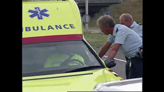 Blik op de Weg OFFICIAL   Fragment Ambulancechauffeur krijgt stopteken