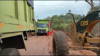 Difficult situation ! Gereder Operator Angry Truck Driver Caught in Disarray Blocking Road