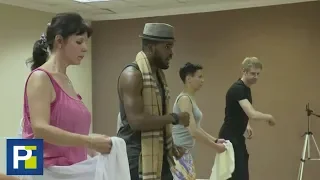 Este cubano pone a bailar a medio Moscú a ritmo de salsa