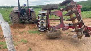 A grade do MF275 virou antes de começar o corte de terra no sítio conceição