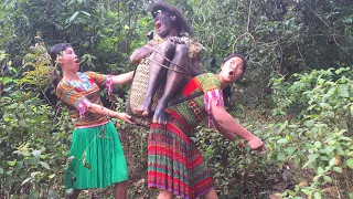 Primitive Life - Two Brave Ethnic Girls Kidnap The Forest People - Primitive Suvival