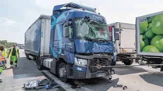 [A5: SCHWERER LKW-CRASH AM STAUENDE] SATTELZUG kracht in GEFAHRGUT-LASTER | BERGUNG & STAU & GAFFER