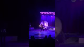 Zippos circus dangerous knife performance