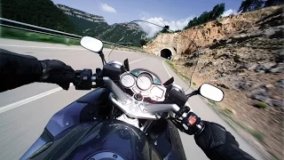 Безумный мотоциклист на трассе!
